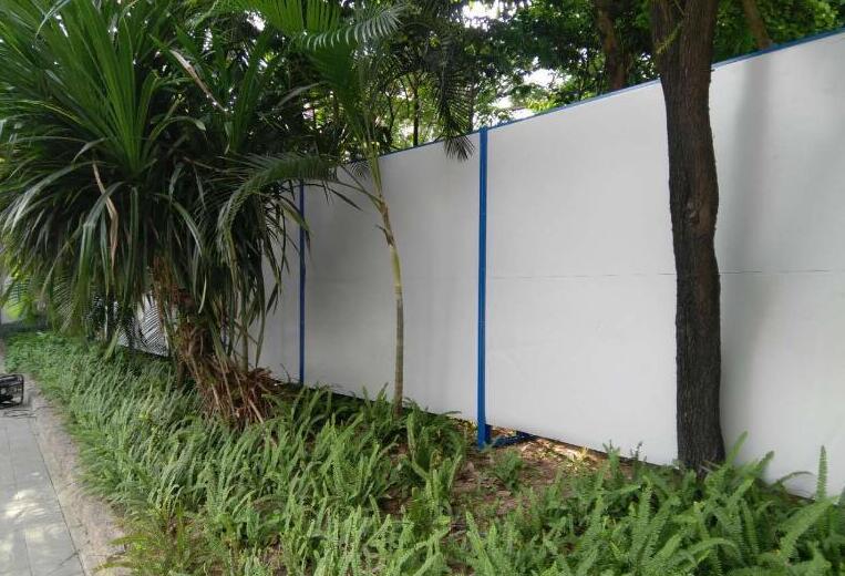 pvc塑鋼圍擋材料經(jīng)過特殊工藝處理